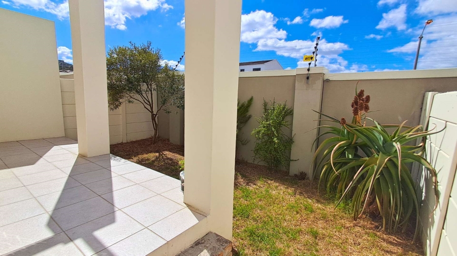 To Let 2 Bedroom Property for Rent in Somerset West Western Cape